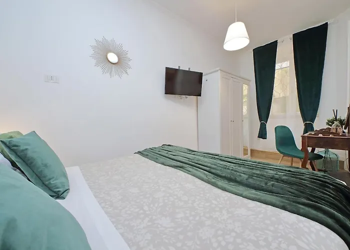 Apartment Domus Al Colosseo By Luxury Getaways Rom